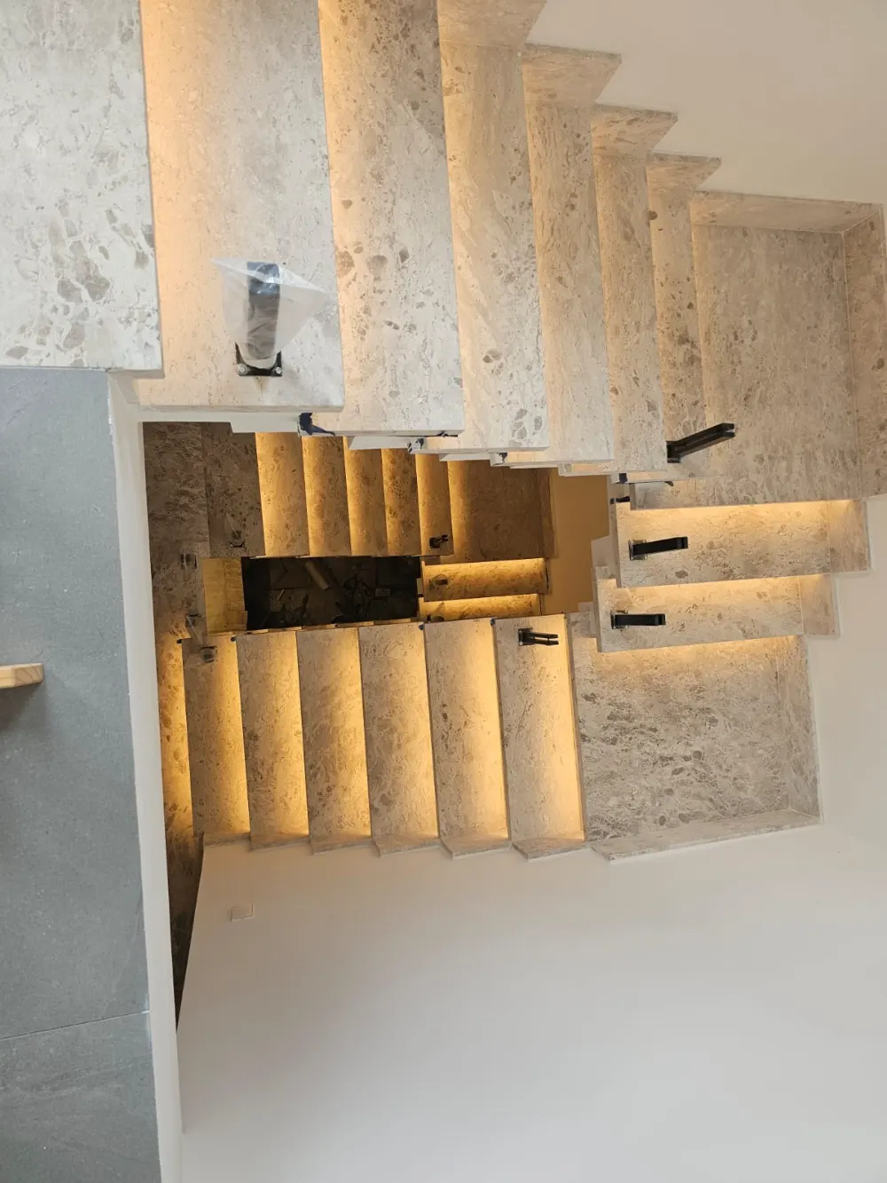 Escada em pedra com degraus iluminados vista de cima