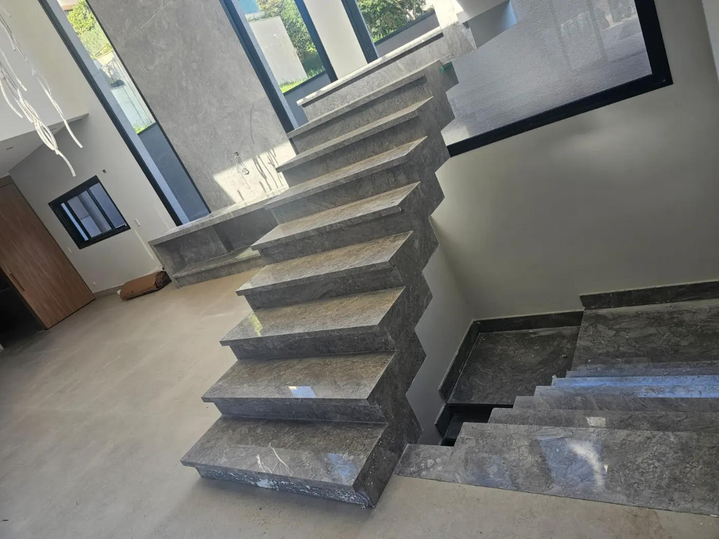 Escada flutuante de degraus de pedra cinza com veios